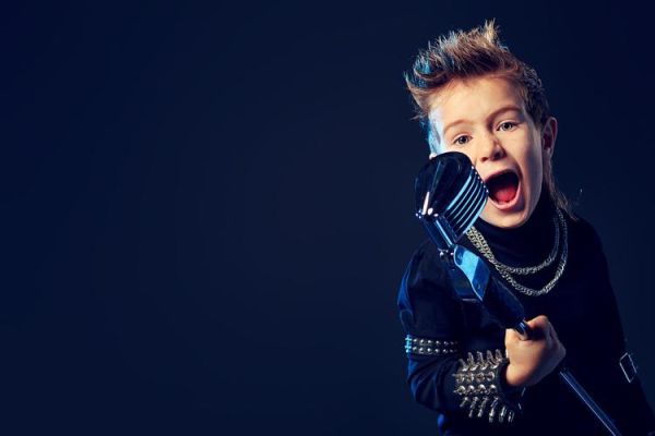 男孩唱歌怎么表达情感_男孩唱歌情感技巧