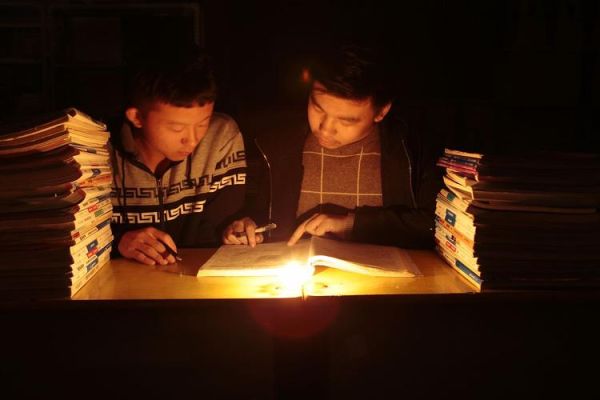 窑洞里的读书人是谁_窑洞里的读书人讲了什么