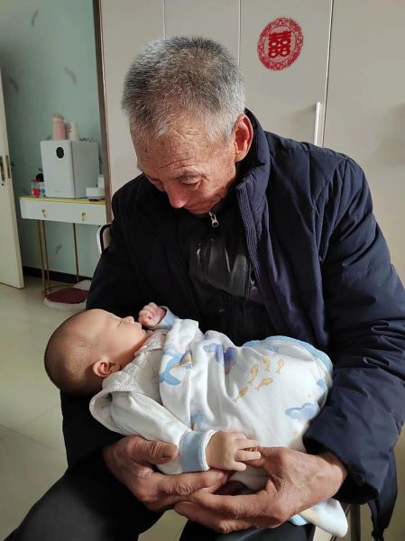 爷孙唱歌情感表达_如何让隔代互动更动人