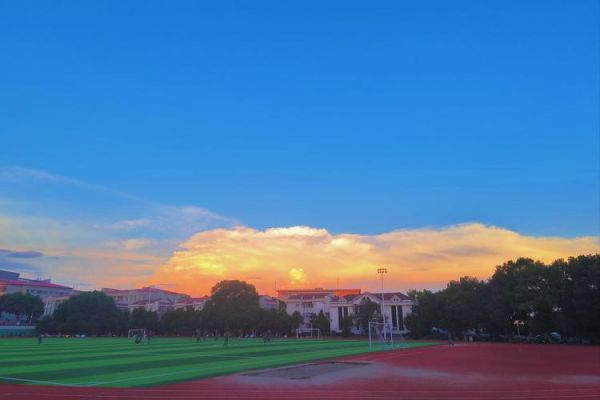 操场为什么让人想哭_操场承载的青春记忆