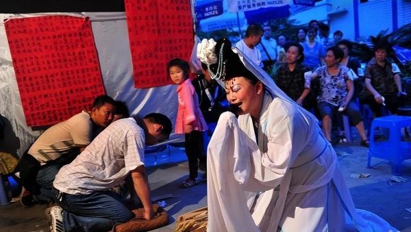 哭灵怎么表达情感_哭灵仪式中的真实情感